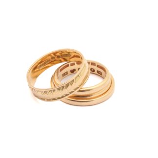 4 RINGAR MED GRAVYRER OCH MONOGRAM, REPOR, BUCKLOR OCH NAGG