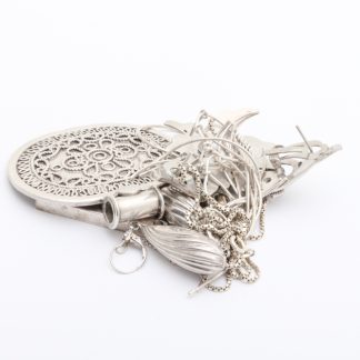 DEFEKTA SMYCKEN I 800-925 SILVER, PRYDNADSSTENAR, PÄRLOR, LÅS I METALL, MISSFÄRGNINGAR, BUCKLOR, REPOR OCH NAGG - TOTALVIKT: