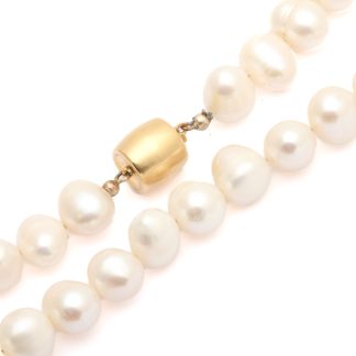 PÄRLCOLLIER MED SÖTVATTENSPÄRLOR I OVAL/ÄGGFORM, 44CM, BREDD: 13MM - LÅS ÄR I 18K GULD - OBS! I BEHOV AV ATT TRÄS OM, BUCKLOR PÅ LÅSET - TOTALVIKT:
