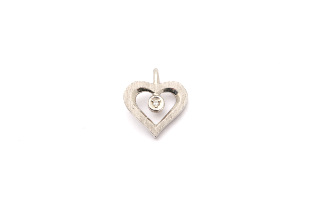 HÄNGE HJÄRTA I VITGULD MED DIAMANT CA: 0,01CT, 13x11MM