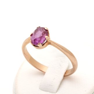 RING I ROSÉGULD MED LILA PRYDNADSSTEN, ø 19MM - OBS! STENEN SITTER LITE LÖST - TOTALVIKT: