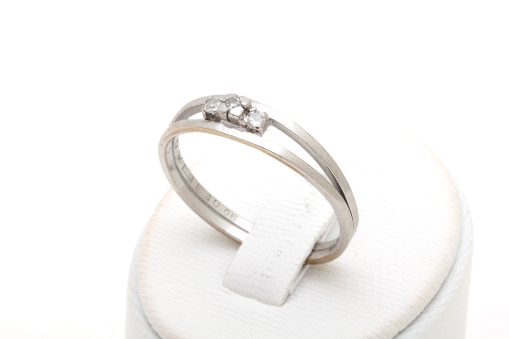 DIAMANTRING I VITGULD TOT. 0,06CT ENLIGT INSKRIPTION, ø 19,5MM - TILLV. ALTON