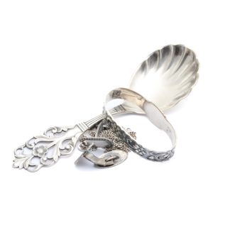 DEFEKTA FÖREMÅL OCH SMYCKEN I SILVER, MED GRAVYRER, BUCKLOR, REPOR, MISSFÄRGNINGAR OCH NAGG - TOTALVIKT: