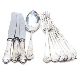 SILVERBESTICK: 7 MATGAFFLAR MED MONOGRAM, 1 MATSKED MED MONOGRAM, 3 KNIVAR MED MONOGRAM (BLAD OCH FYLLNING ÄR EJ I SILVER) - TOTALVIKT: