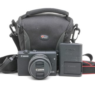 DIGITALKAMERA: CANON EOS M200 OCH OBJEKTIV CANON 15-45MM - KAMERAVÄSKA MED BATTERI OCH BATTERILADDARE - SD-KORT 64GB MEDFÖLJER