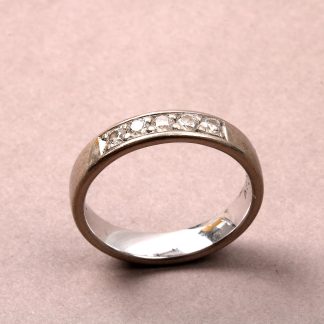 RING MED 5 DIAMANTER, TOT. 0,25CT ENLIGT INSKRIPTION, ø 16,25MM, TILLV. SCHALINS / 18K VITGULD, 4,5G