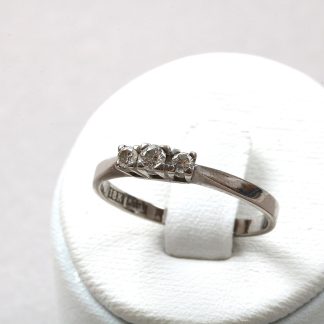 RING VITGULD, MED 3 DIAMANTER TOTALT 0,15CT, 17MM. SVENSKTILLVERKAD 1984.