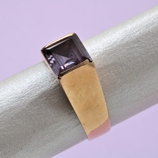 RING MED LILA PRYDNADSSTEN, TILLV 1961, 16,75MM