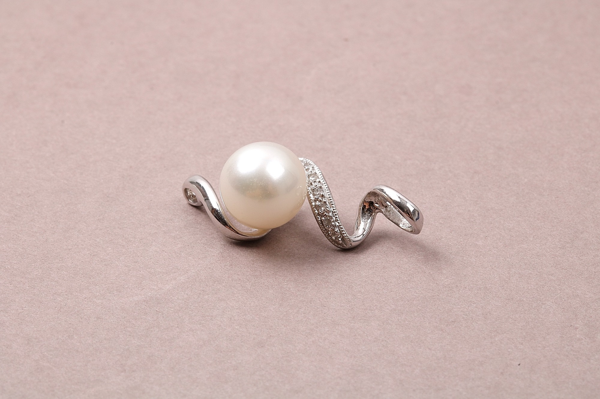 HÄNGE SPIRAL DIAM PÄRLA 8MM 24X9 MM