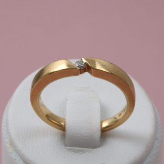 RING MED DIAMANT. TILLV. GULDFYND. 18MM.