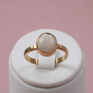RING MED OPAL. 17MM. SPRICKOR OCH DEFEKTER PÅ STEN