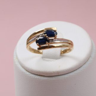 RING 2-FÄRGAT GULD M SAFIR OCH DIAMANTER, 17 MM. TILLV. GULDFYND