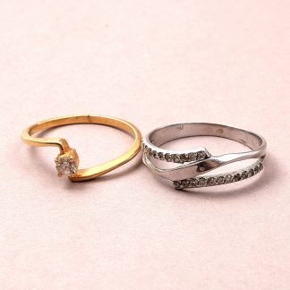 DEFEKT SMYCKE 2 RINGAR 1 MED DIAMANT (RÖDGULD) 1 MED SYNTETISKA STENAR (VITGULD). STÄMPLAR SAKNAS. TOTALVIKT