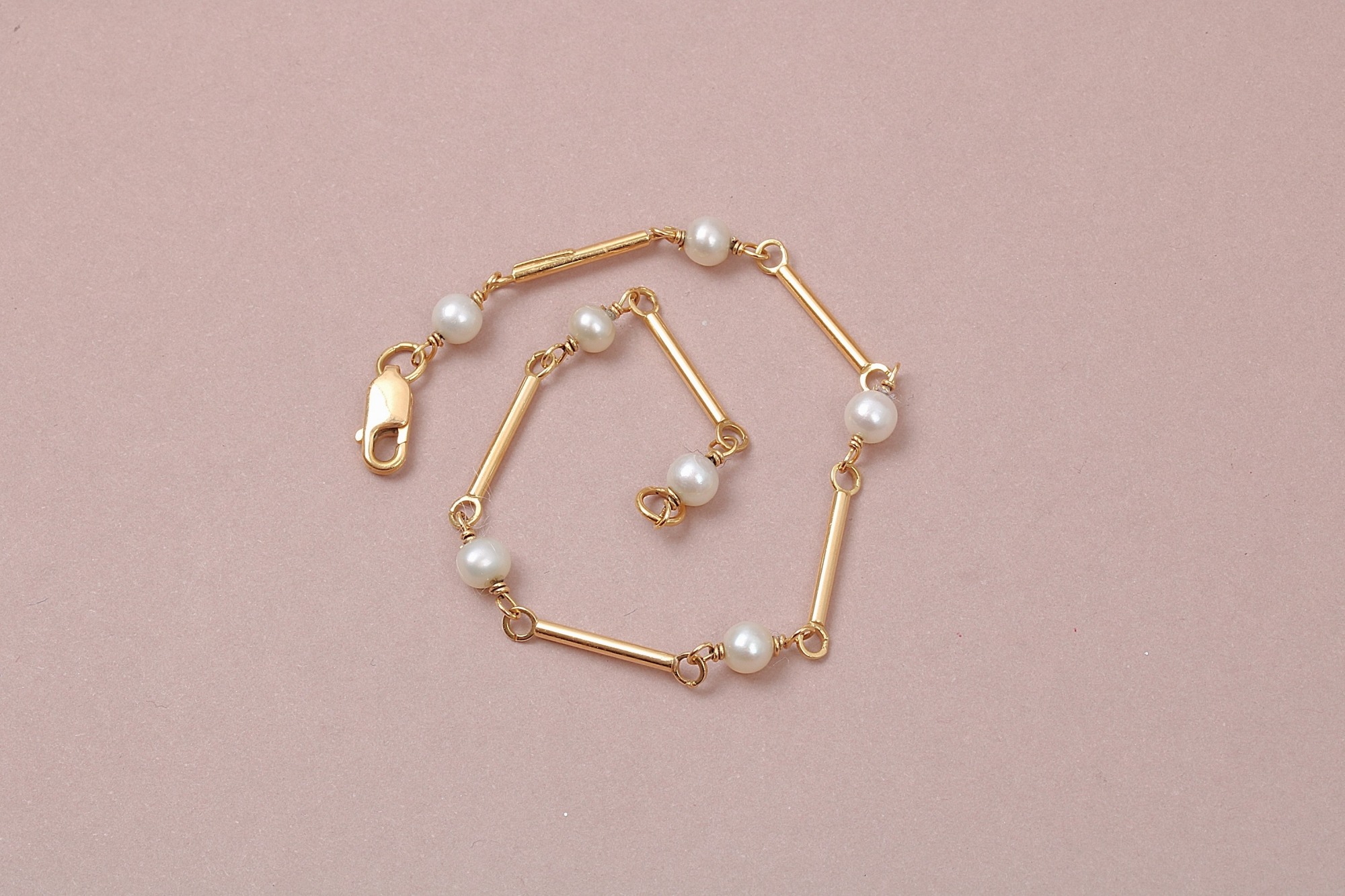 ARMLÄNK MED PÄRLOR. L. 18CM. TILLV. GULDFYND. TOTALVIKT