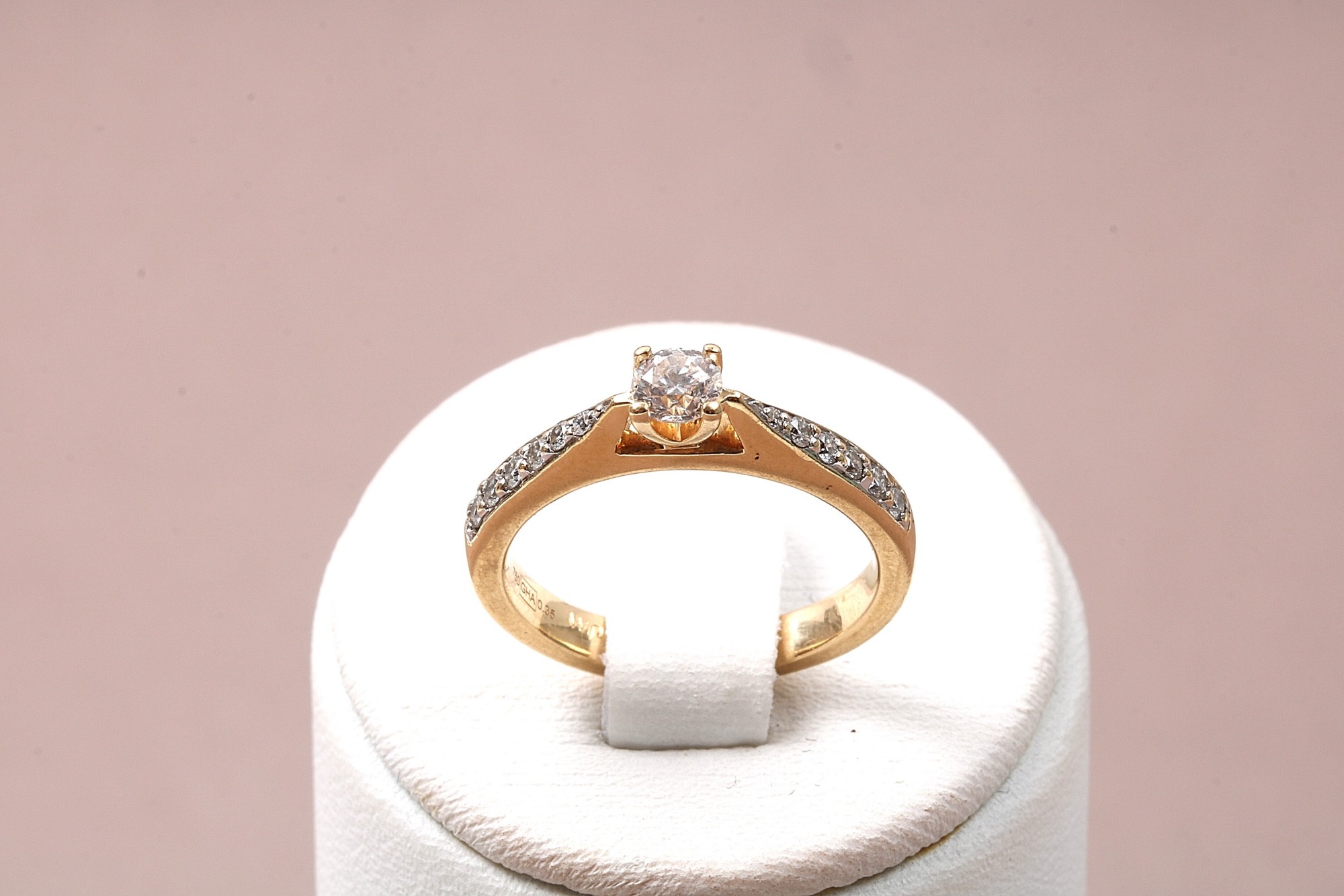 RING MED DIAMANTER ,TOT.V. 0,35CT , W P, TILLV GULDFYND , 15,5 MM.