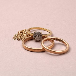 DEFEKTA SMYCKEN 3 RINGAR 2 SL GRAVYR 1 MED DIAMANTER STEN SAKNAS OVAL SKENA. HALSKEDJA SVENSKA STÄMPLAR