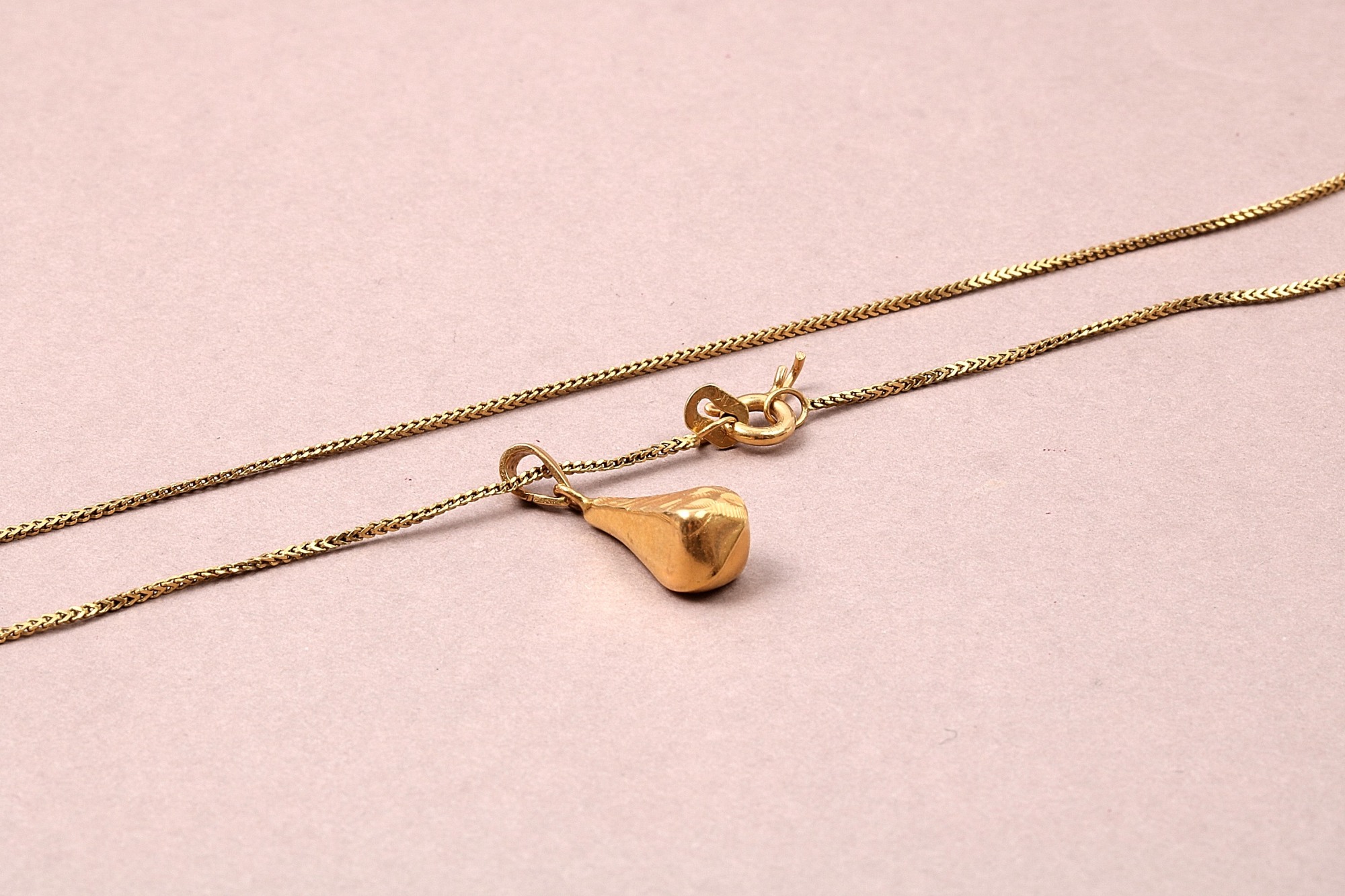 SMYCKEN DEFEKTER. HALSKEDJA HÄNGE