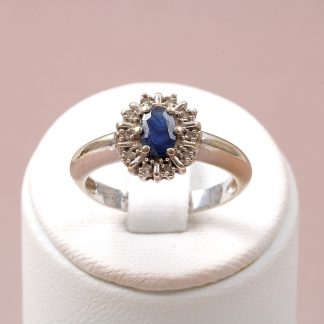 RING VITGULD MED DIAMANTER TOTALT 0,05CT OCH SAFIR. 18MM. TILLV. GULDFYND