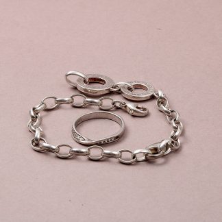 DEFEKTA SMYCKEN RING MED SYNTETISKA STENAR STEN SAKNAS ARMLÄNK AV I LÄNK