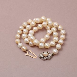 PÄRLCOLLIER 18K I LÅS. SLITAGE PÅ PÄRLOR. L. 43CM