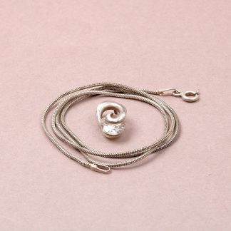 HALSKEDJA 41CM HÄNGE MED SYNTETISK STEN.