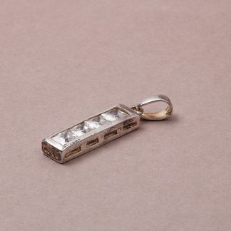 HÄNGE MED SYNTETISKA STENAR