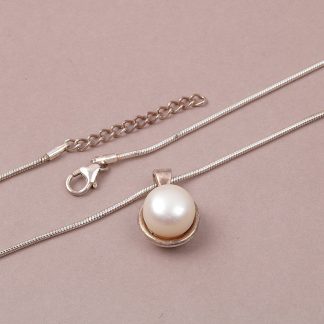 HALSKEDJA GÅR ATT STÄNGA VID 42CM TILL 46CM HÄNGE MED PÄRLA TILLV. GULDFYND