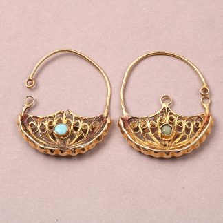 DEFEKTA SMYCKEN. PAR ÖRHÄNGEN MED STENAR TOTALVIKT