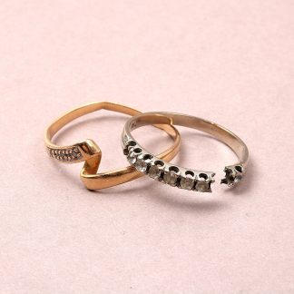 DEFEKTA SMYCKEN 2 RINGAR MED STENAR.