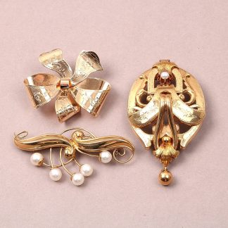 3 BROSCHER M PÄRLOR- SVENSKA STÄMPLAR. TOTALVIKT