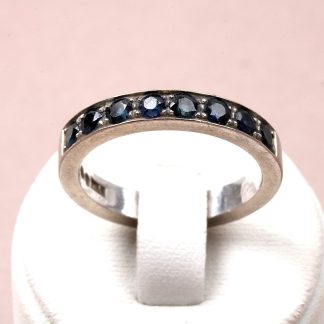 RING VITGULD MED SAFIRER. 18,75MM. SVENSKTILLVERKAD