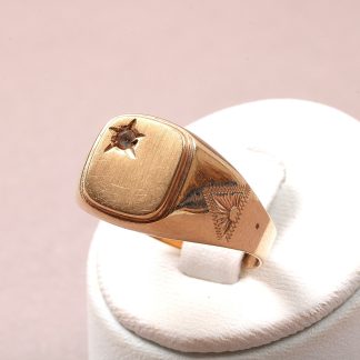 RING KL M GRAVYR OCH SYNTETISK STEN (SKADOR PÅ STEN). 18,75MM.