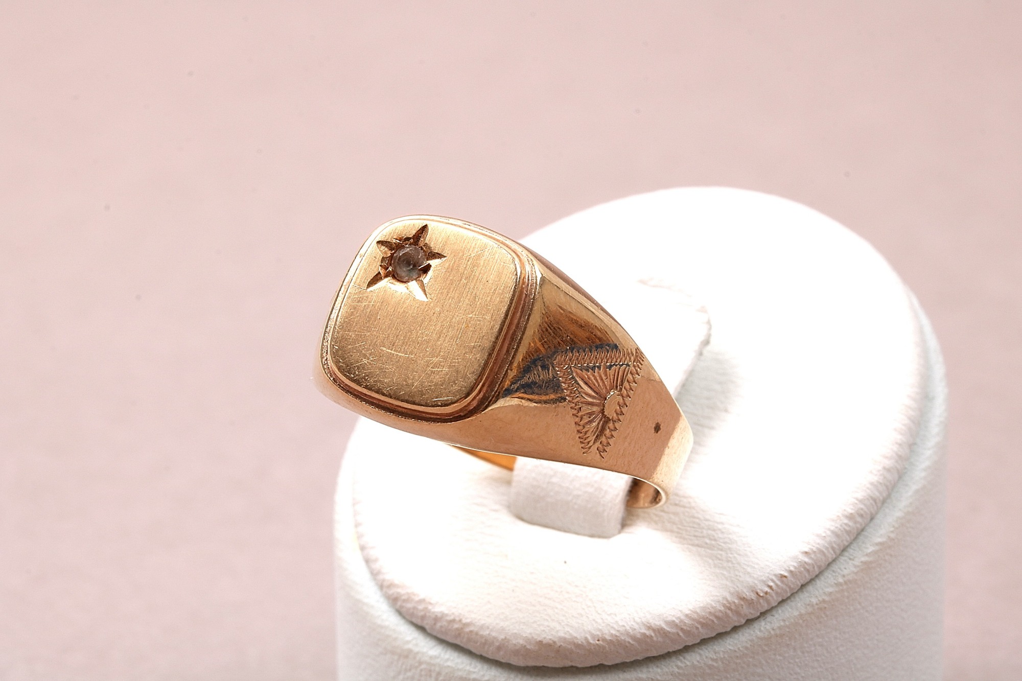 RING KL M GRAVYR OCH SYNTETISK STEN (SKADOR PÅ STEN). 18,75MM.