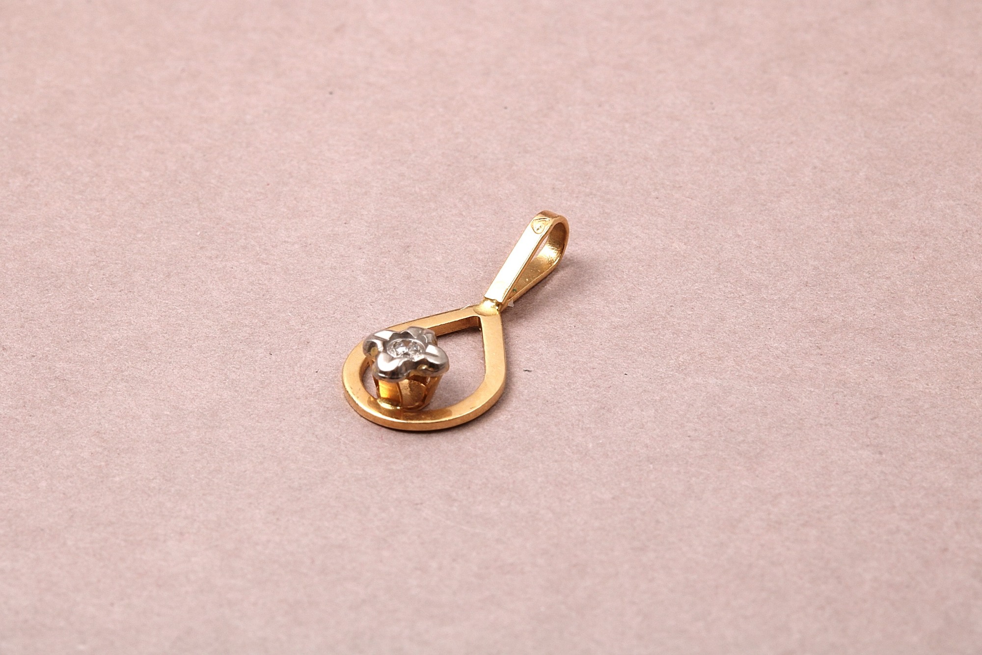 HÄNGE MED DIAMANT L. 1,6CM. SVENSKTILLVERKAD