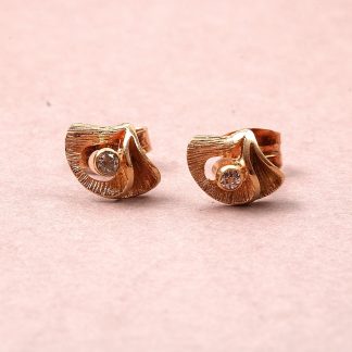 PAR ÖRHÄNGEN MED SYNTETISKA STENAR. 0,8CM. SVENSKTILLVERKADE