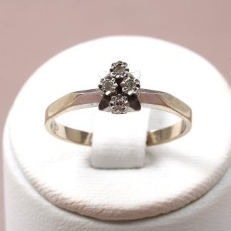 RING VITGULD MED DIAMANTER. 18,25MM. SVENSKA KONTROLLSTÄMPLAR