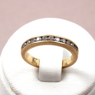 RING MED DIAMANTER. 14,5MM. GRAVYR I SKENAN. TILLV. GULDFYND