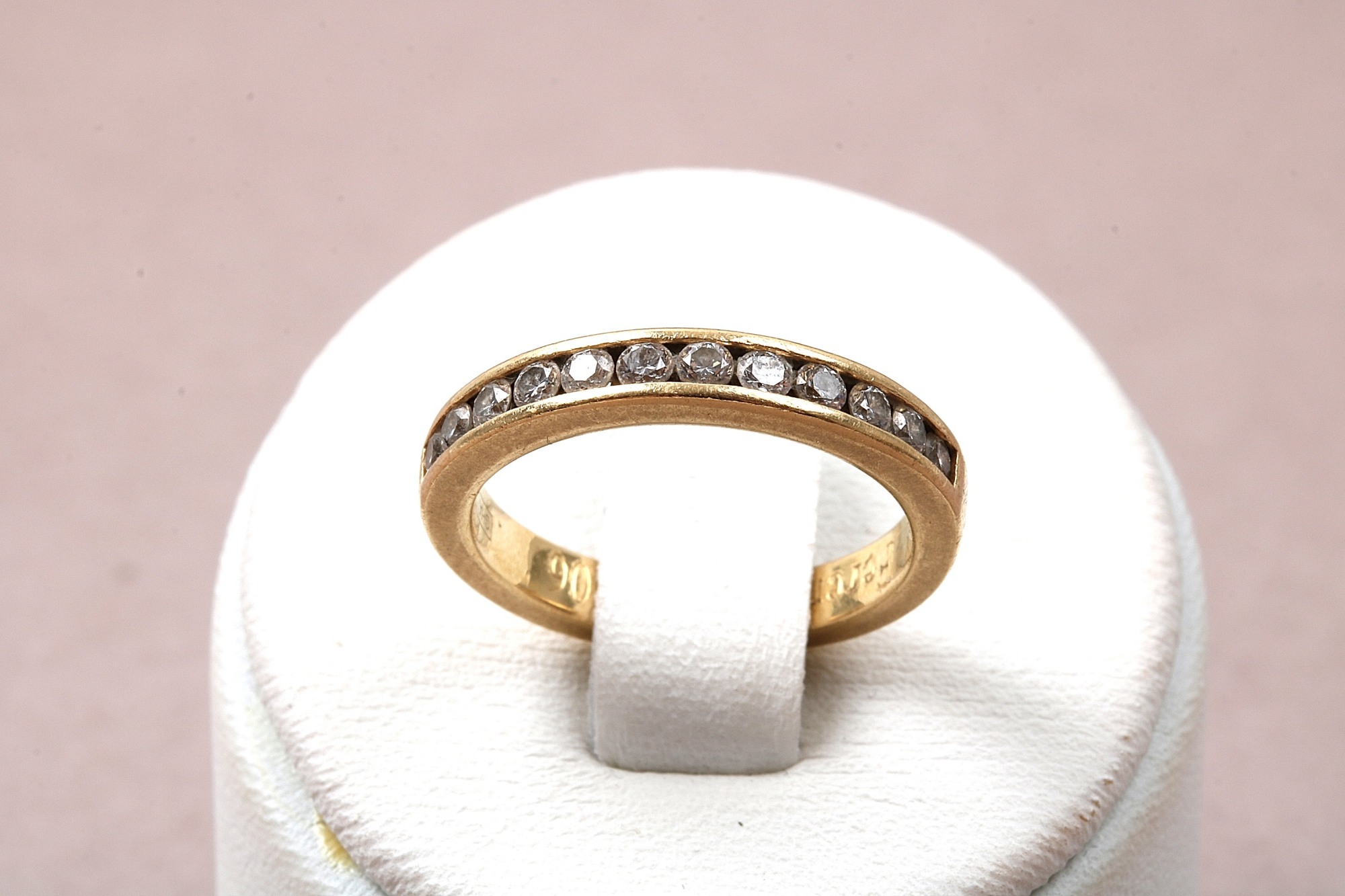 RING MED DIAMANTER. 14,5MM. GRAVYR I SKENAN. TILLV. GULDFYND
