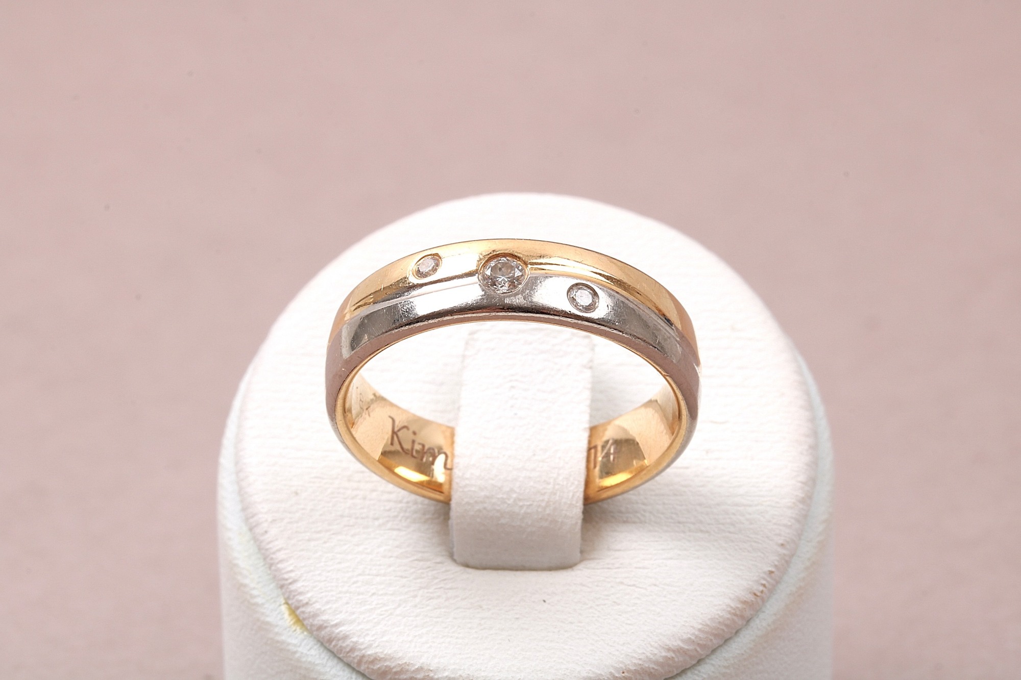 RING MED DIAMANTER. 17MM. GRAVYR I SKENAN. SVENSKTILLVERKAD