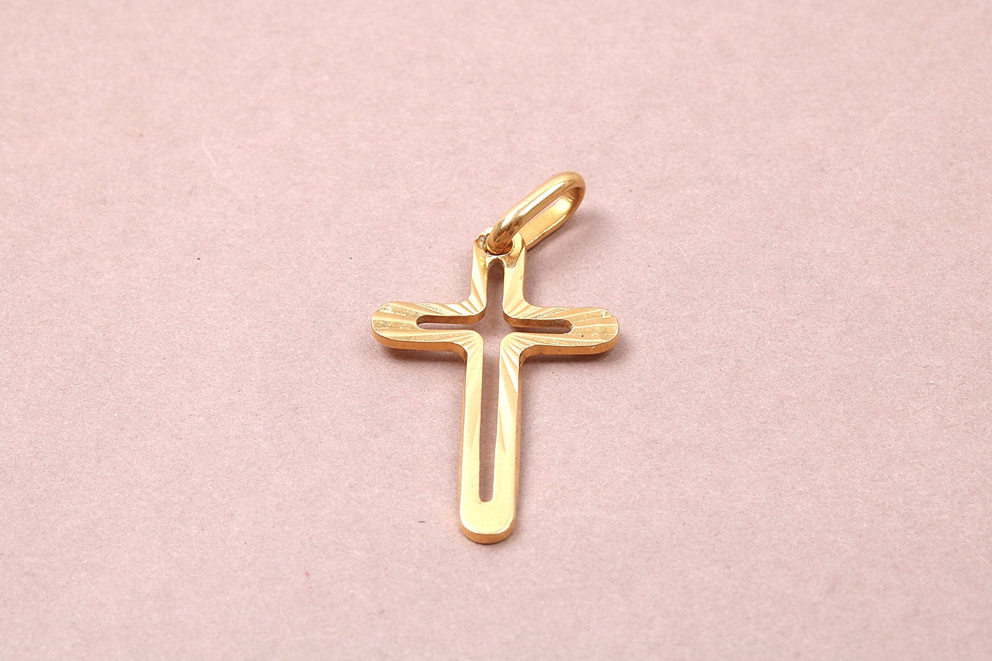 HÄNGE KORS L. 2,9CM. SVENSKTILLVERKAD