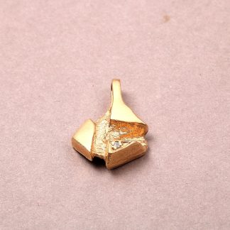 HÄNGE MED DIAMANT. L. 1,4CM. SVENSKTILLVERKAD