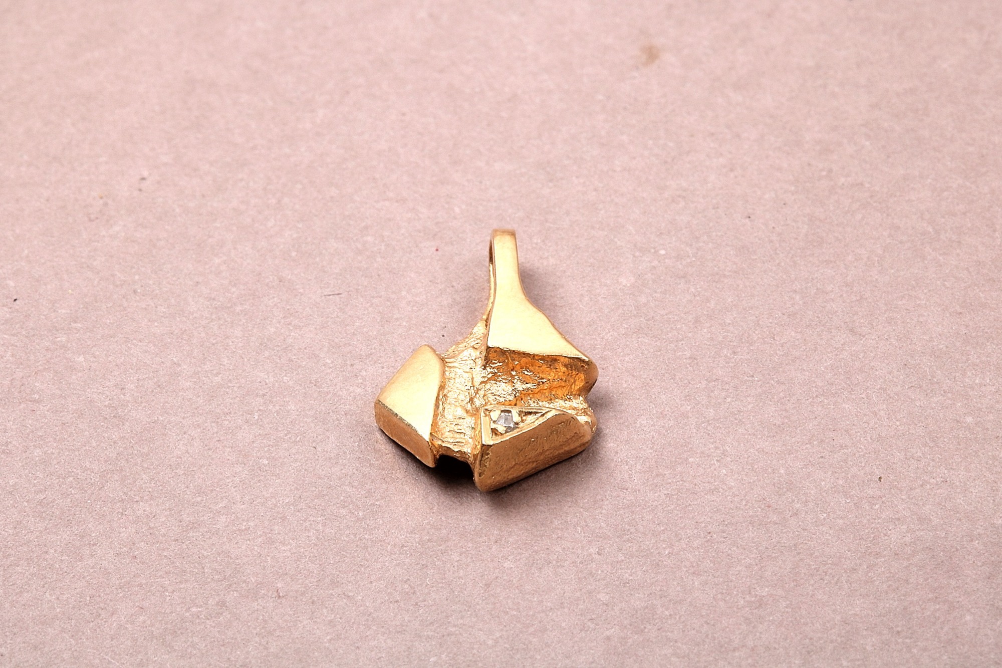 HÄNGE MED DIAMANT. L. 1,4CM. SVENSKTILLVERKAD
