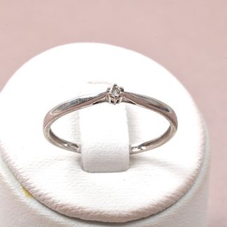RING VITGULD MED DIAMANT 17,75MM.
