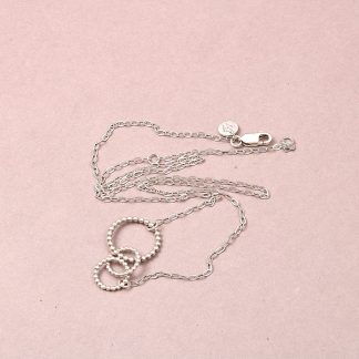 HALSSMYCKE GÅR ATT STÄNGA VID 47CM OCH 52,5CM