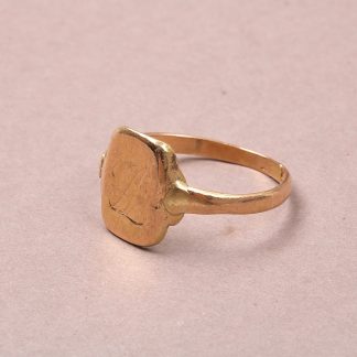 DEFEKT SMYCKE RING MED MONOGRAM SVENSKTILLVERKAD