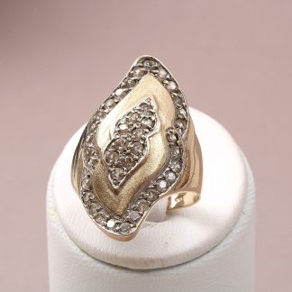 RING MED SYNTETISKA STENAR, 18,5 MM. TOTALVIKT