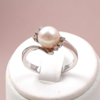 RING VG MED DIAMANTER OCH PÄRLA 16,5 MM
