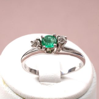 RING VG MED DIAMANTER OCH SMARAGD 0,29CT 18,25 MM