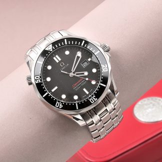HERRUR OMEGA SEAMASTER PROFESSIONAL 300M Q, REF: 21230416101001 MED CERT 2009 OCH ETUI (YTTRELÅDA LOCK SAKNAS) BYTT BATTERI 2025-10-30. BYTTA DELAR MEDFÖLJER