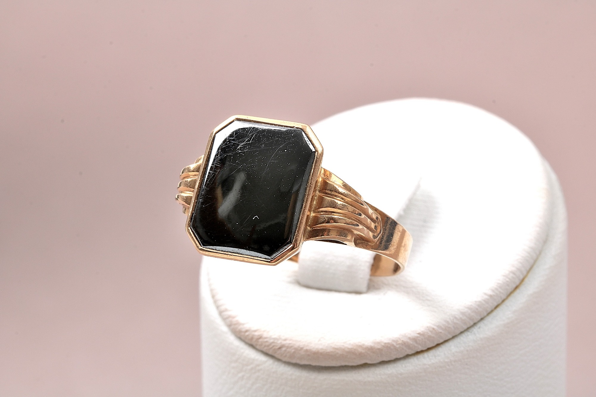 RING KL M HEMATIT TILLV. 1954 I GÖTEBORG, NGT BUCKLIG SKENA, 18,75 MM, TOT.VIKT